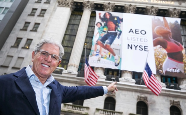 Jay Schottenstein gestures toward an AEO banner outside the New York Stock Exchange