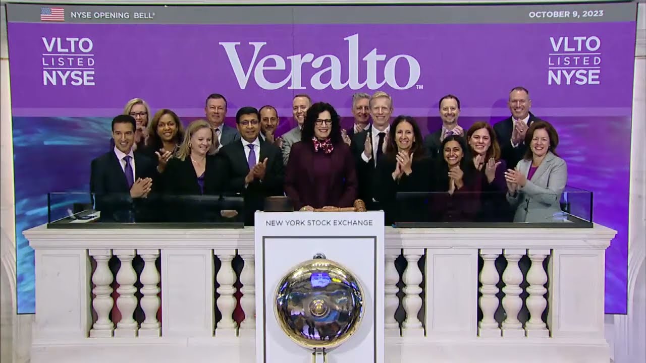 Jennifer Honeycutt at the center of Veralto’s group during its October 9, 2023 NYSE opening bell ceremony