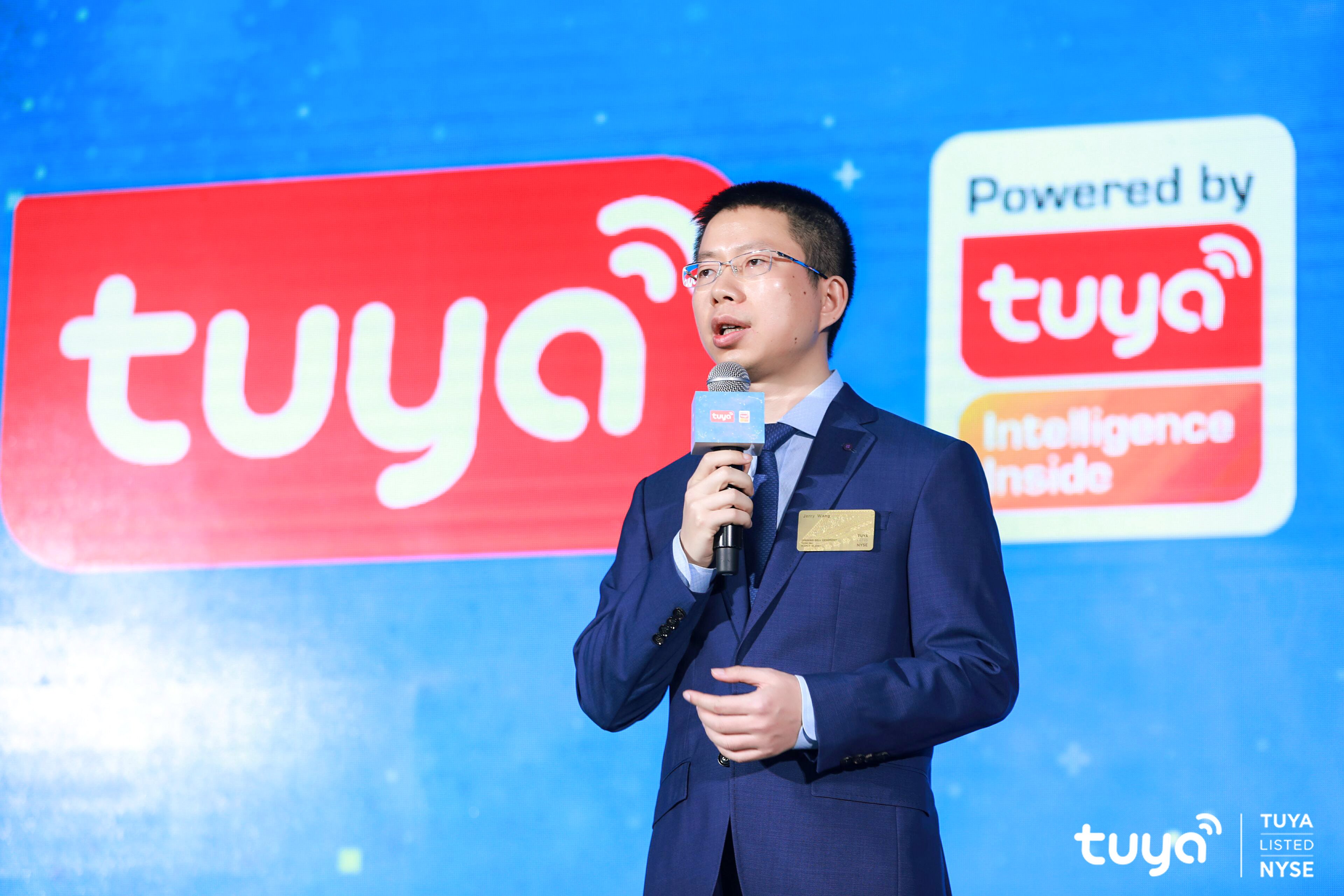 Jerry Wang speaking at Tuya’s New York Stock Exchange listing celebration in 2021