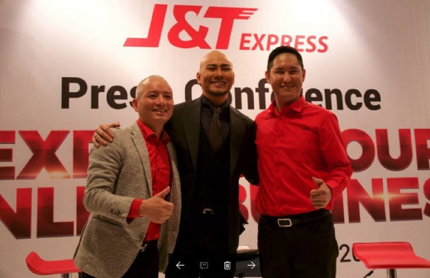 Jet Lee at left with Deddy Corbuzier and Robin Lo at a J&T Express press conference