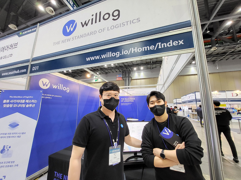 Sunghoon Bae and Jihyun Yoon at a Willog exhibition booth in 2021