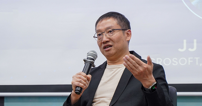 JJ Zhuang holding a microphone during his Habib University discussion