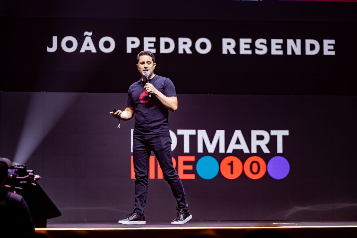 João Pedro Resende speaking on stage at Hotmart Fire 10 in 2025