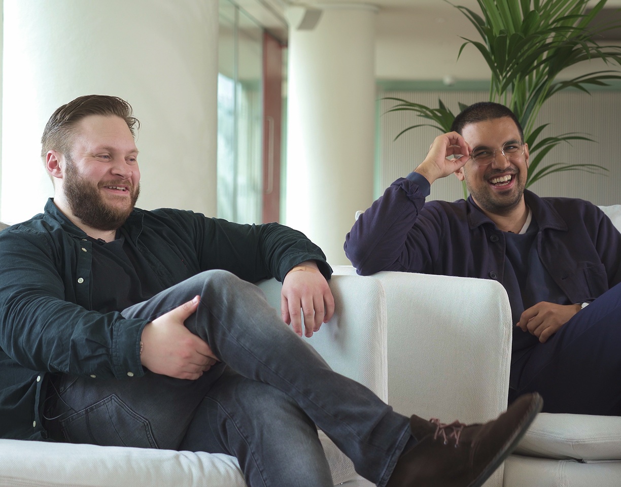 Tim Spratt and Joe Root sitting together on a sofa at Permutive