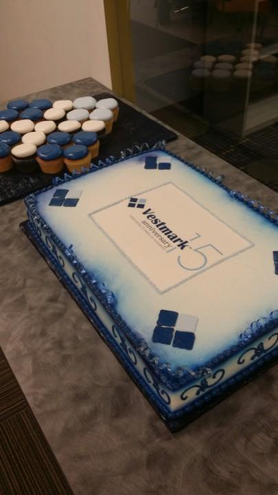 Vestmark’s fifteenth anniversary cake with blue and white cupcakes