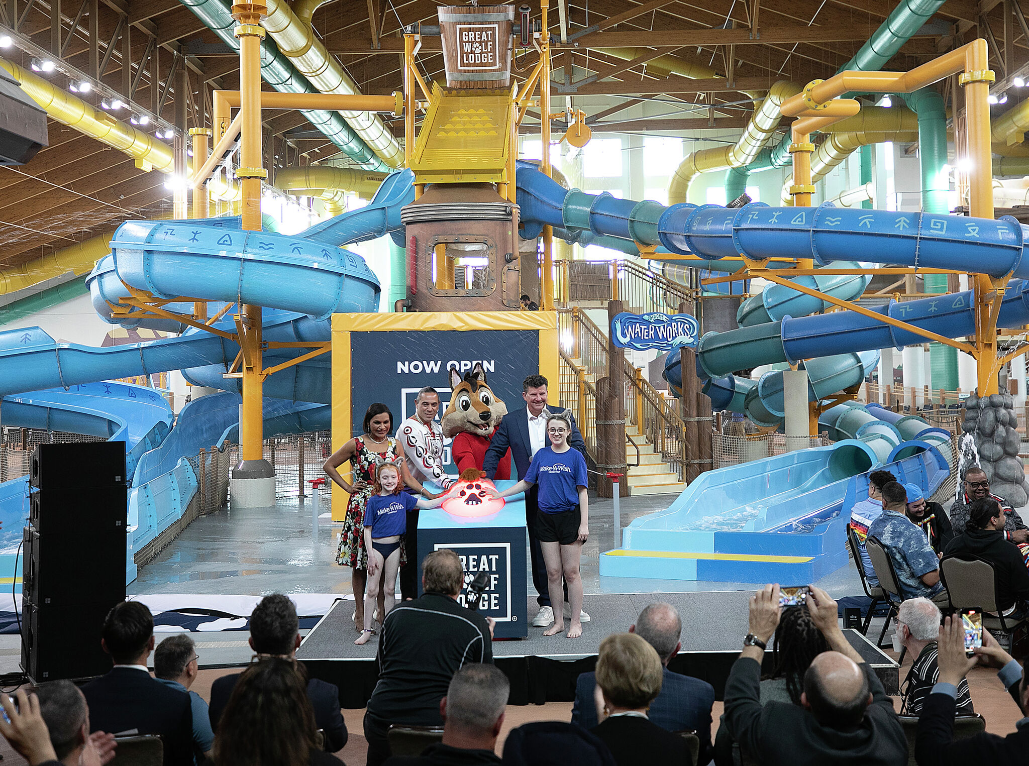 John Murphy joins Mindy Kaling, Rodney Butler, Wiley the Wolf and young guests at the Great Wolf Lodge Mashantucket opening.