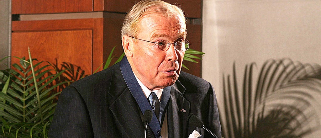 Jon Huntsman Sr. speaking at a lectern during the 2004 award ceremony