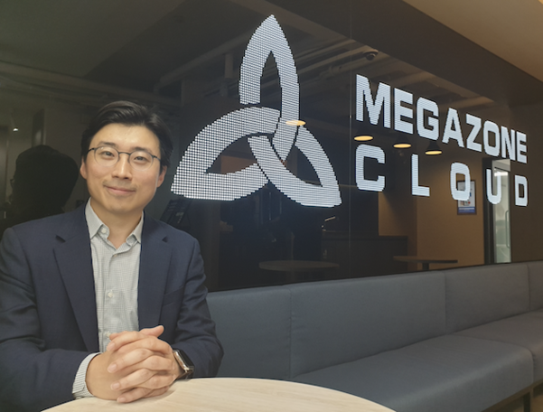 Joo-Wan Lee introducing the education centre at Megazone’s Gangnam headquarters
