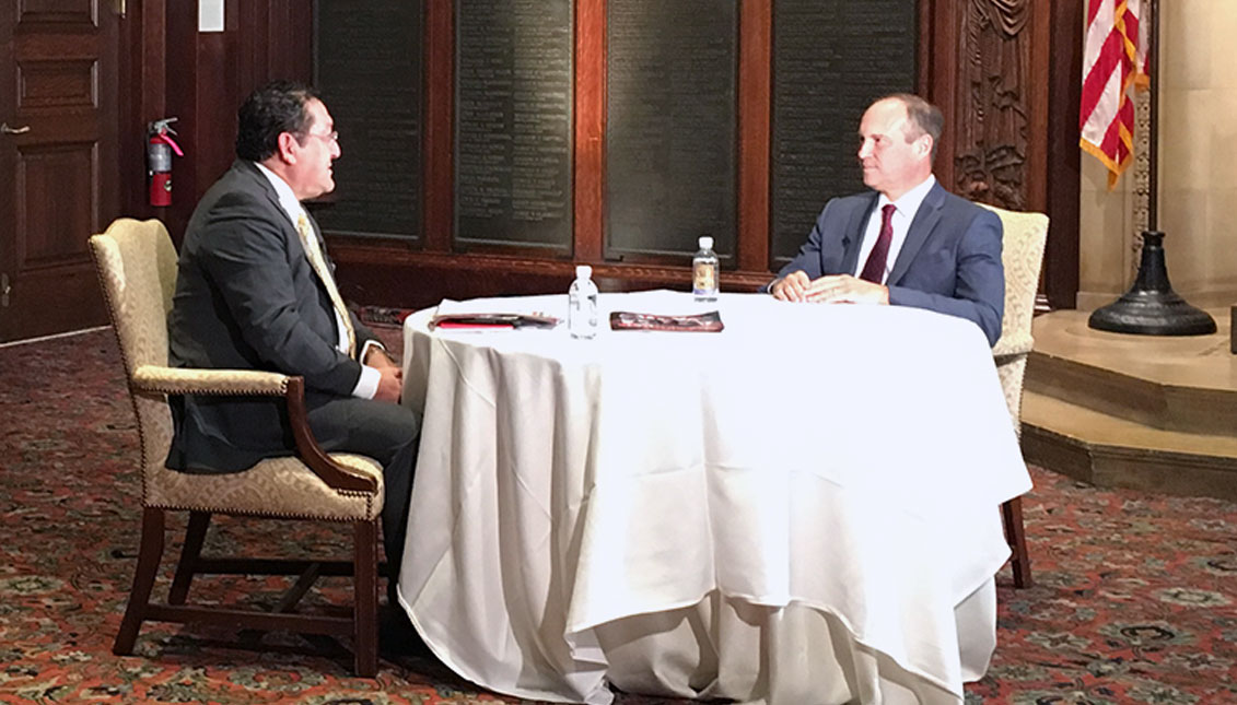 Joseph Dominguez, at right, in conversation with Hernán Guaracao at an AL DÍA event in Philadelphia