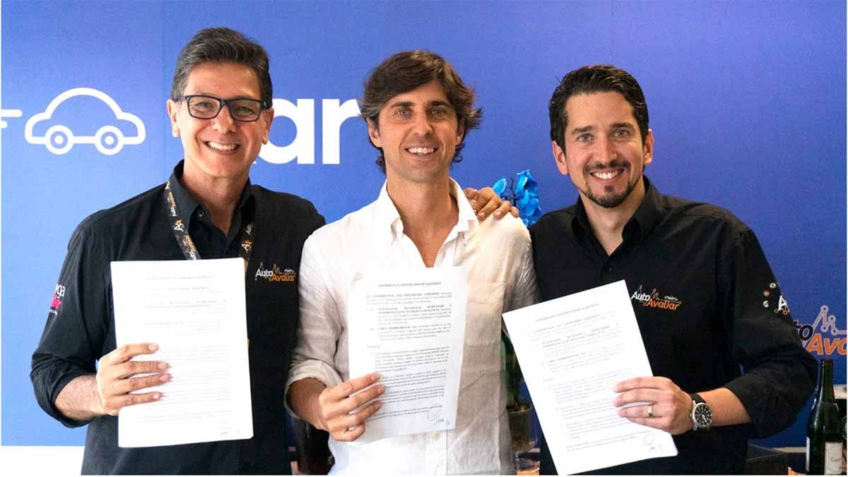 J. R. Caporal, Matías Fernández Barrio and Daniel Nino holding documents at the Auto Avaliar and Karvi partnership announcement