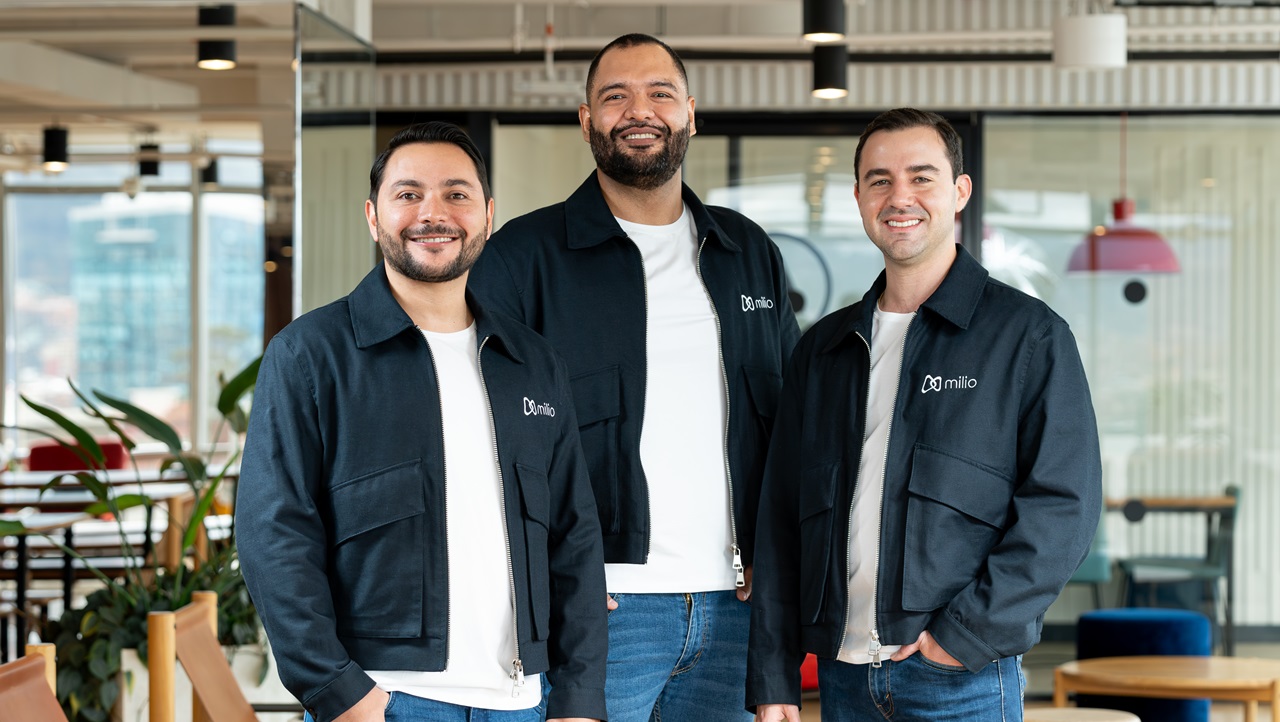 Daniel Gómez, Erwin Alzate and Juan Luis Pérez Escobar standing together in a Milio office