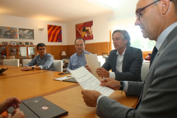 Julio Sánchez holding an agreement at a University of Alicante meeting in May 2017