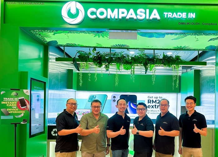 Julius Lim, third from left, with CompAsia colleagues and Gobi Partners representatives at the Sunway Pyramid store.