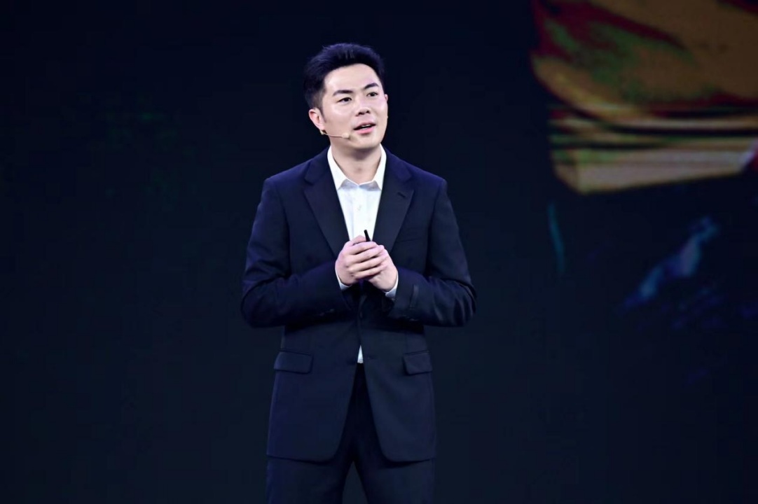 Junjie Zhang speaking onstage at CHAGEE’s 2024 tea forum
