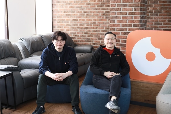 Bagelcode co-founders Ilhwan Yoon and Junyoung Kim seated in the company's Seoul office