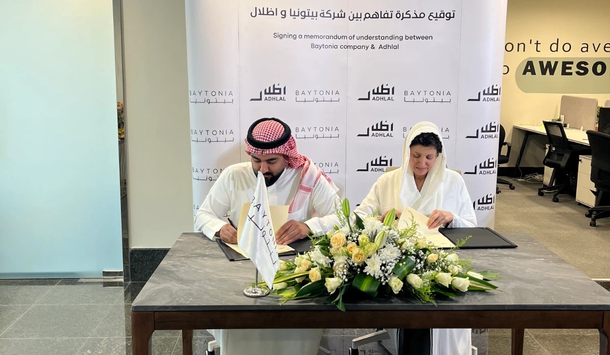 Karam Rajab and Princess Nourah Al-Faisal signing the Baytonia and Adhlal agreement