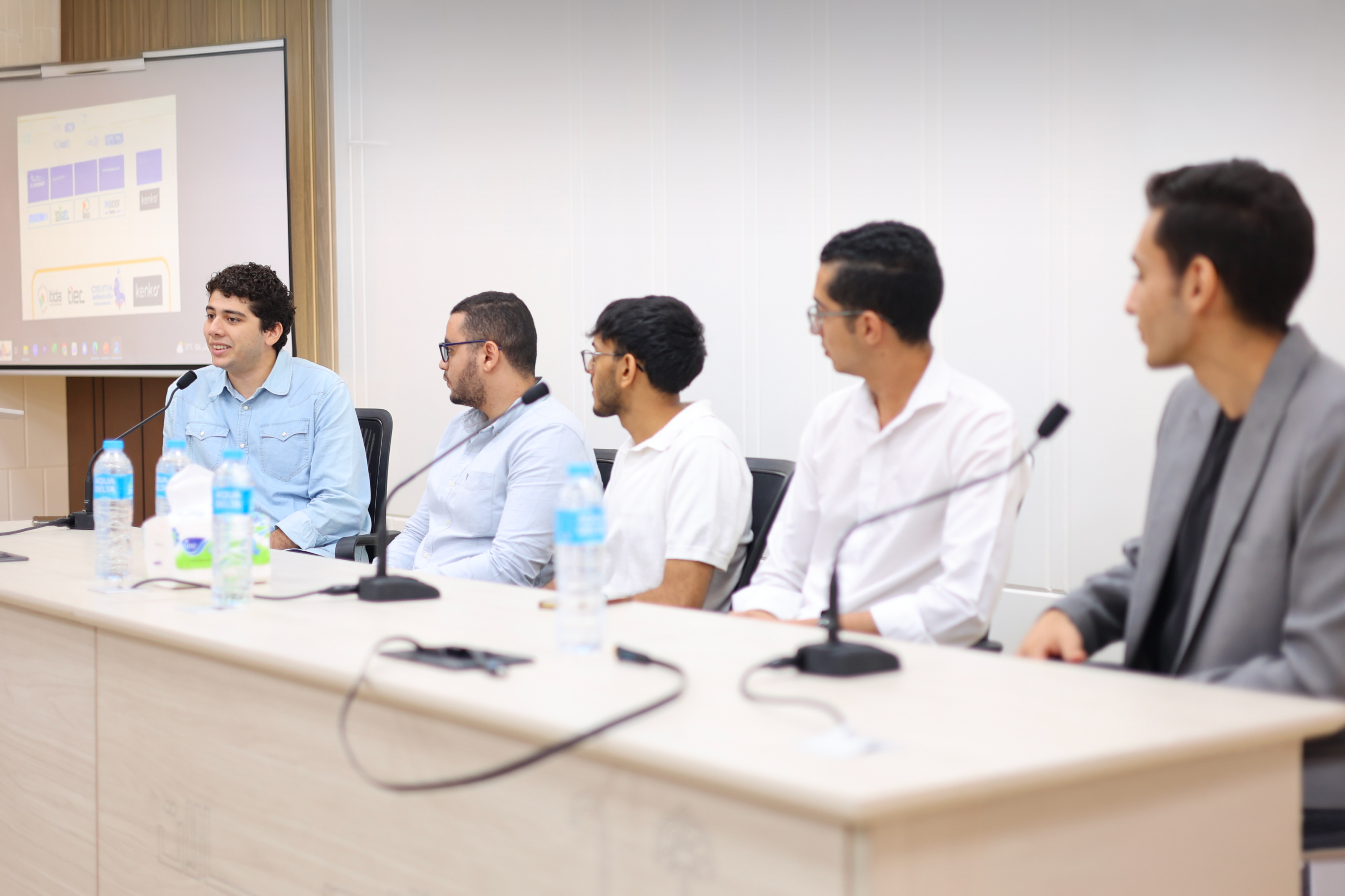 Participants at microphones during a Creativa Tanta gathering