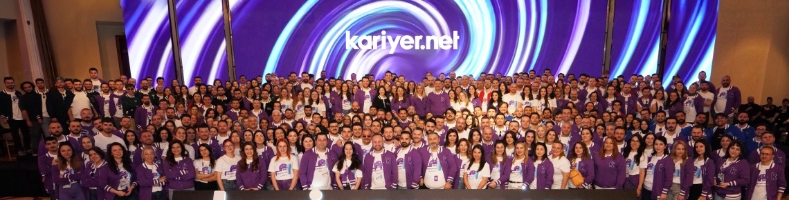 Kariyer.net employees gathered in purple and white jackets for a company group photograph