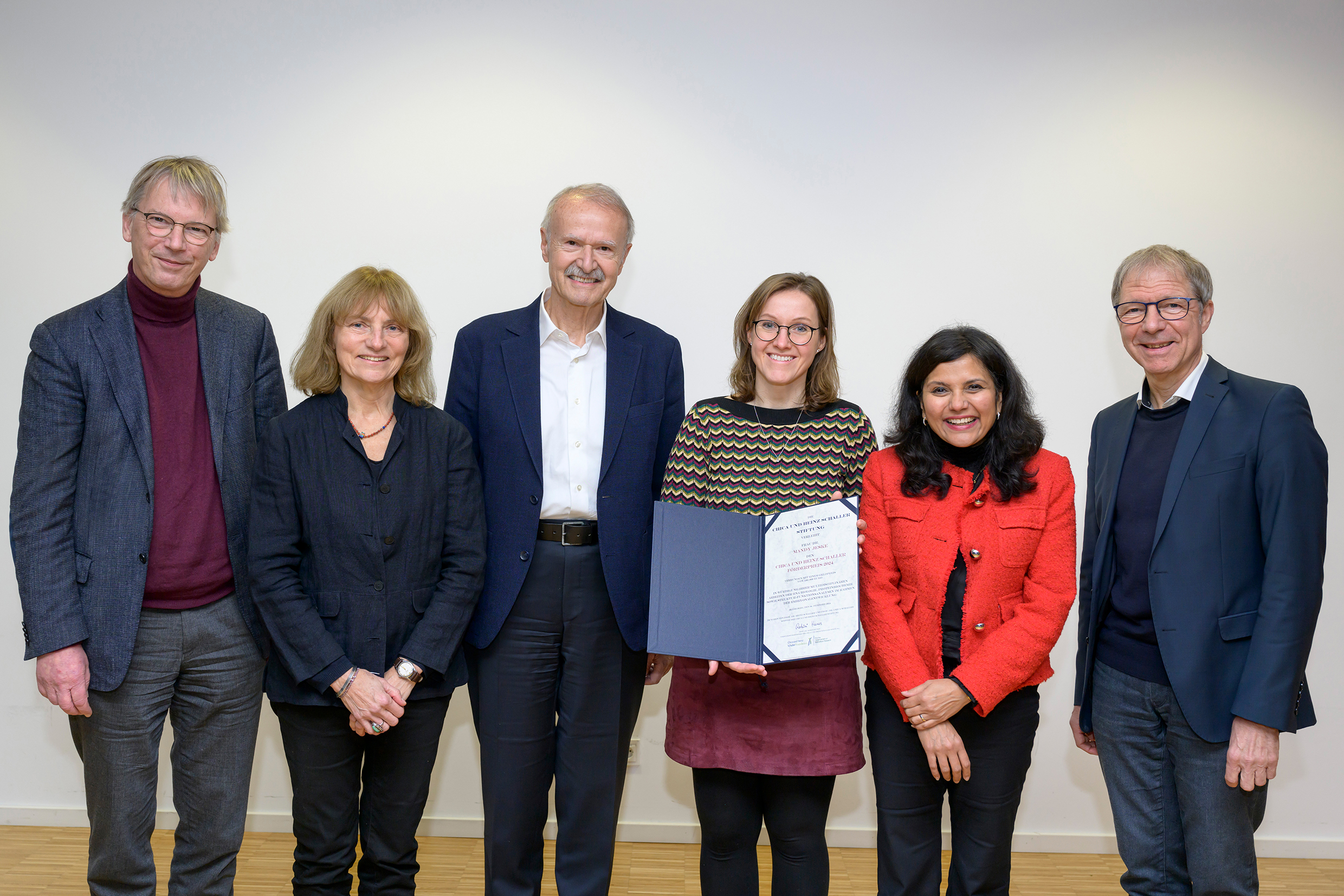 Mandy Jeske with Karoly Nikolich and fellow scientists at the 2024 Schaller award ceremony