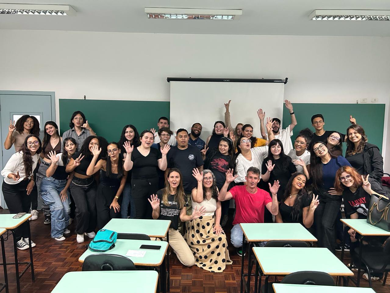 Kauana Yrina with a group of students and participants in a UniBrasil classroom