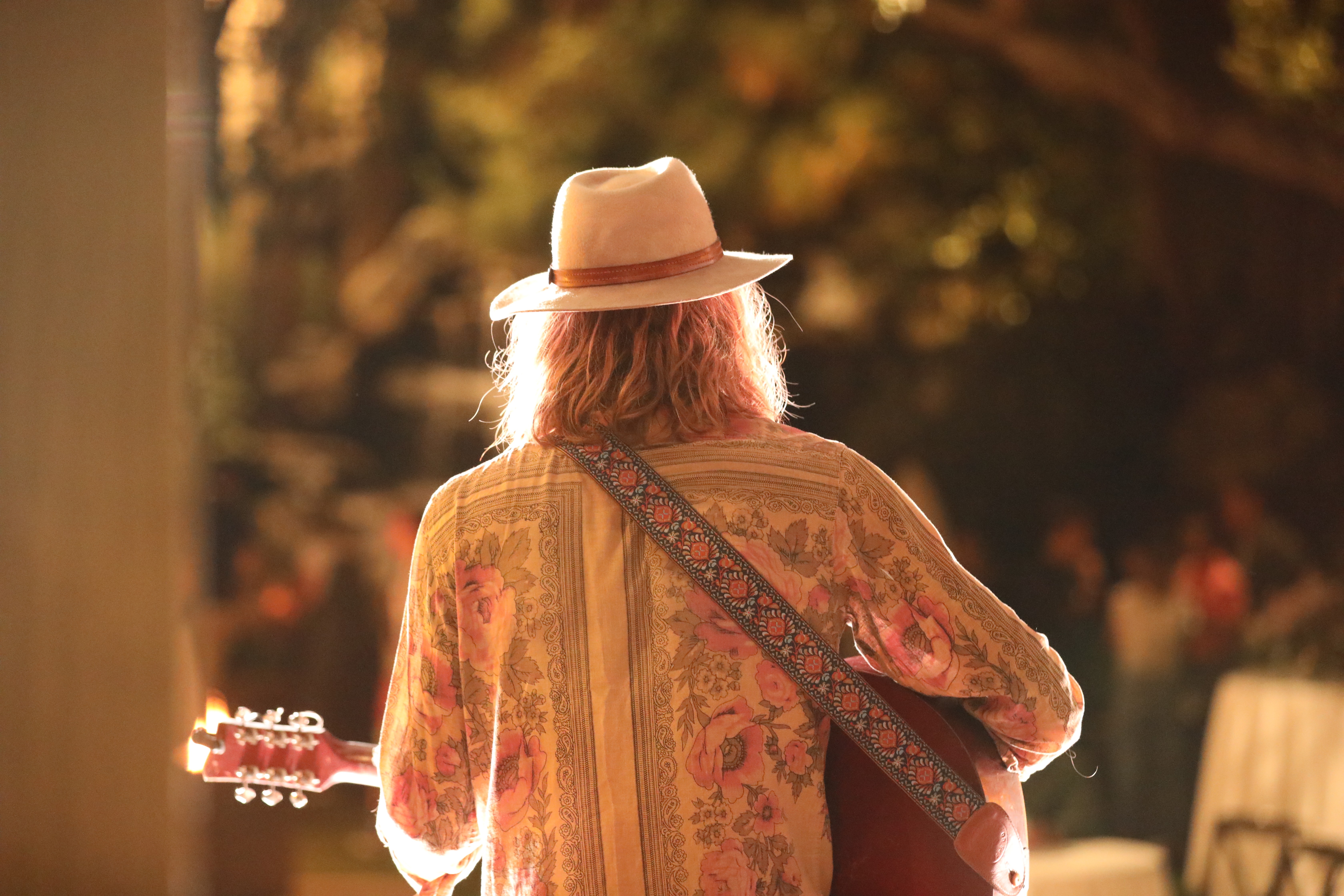 A guitarist performs outdoors at Planhat Open in Malibu