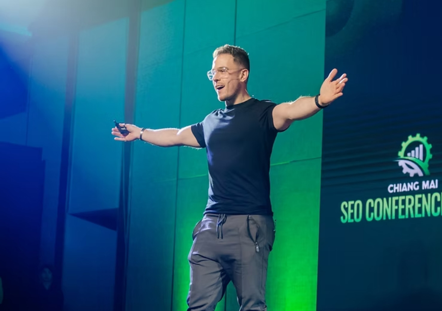 Kevin Indig speaking on stage at a search conference