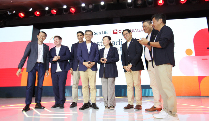 Kevin Strain, second from left, with Sun Life and CIMB Niaga leaders at their Jakarta partnership launch