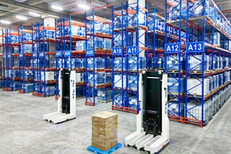 Automated guided forklifts inside Shanghai Kintetsu Logistics’ new warehouse