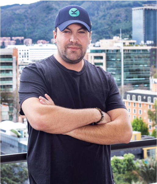 Kushki co-founder and CEO Aron Schwarzkopf wearing a Kushki cap outdoors