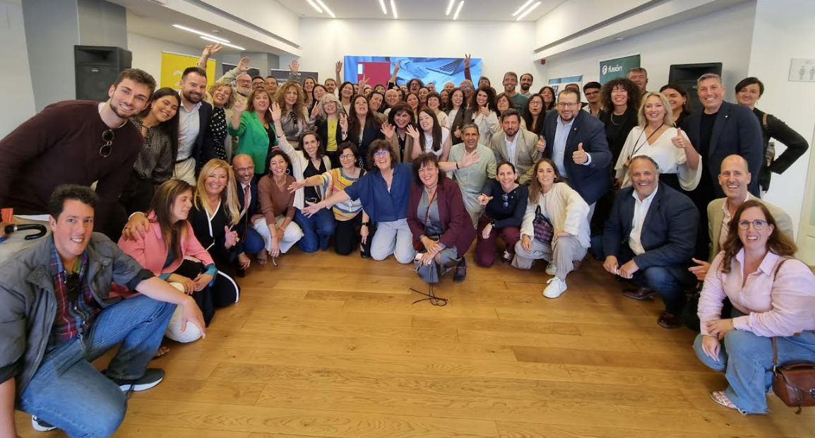 Participants gather for a group photograph during the fifth Sevilla SVQ Emprende forum
