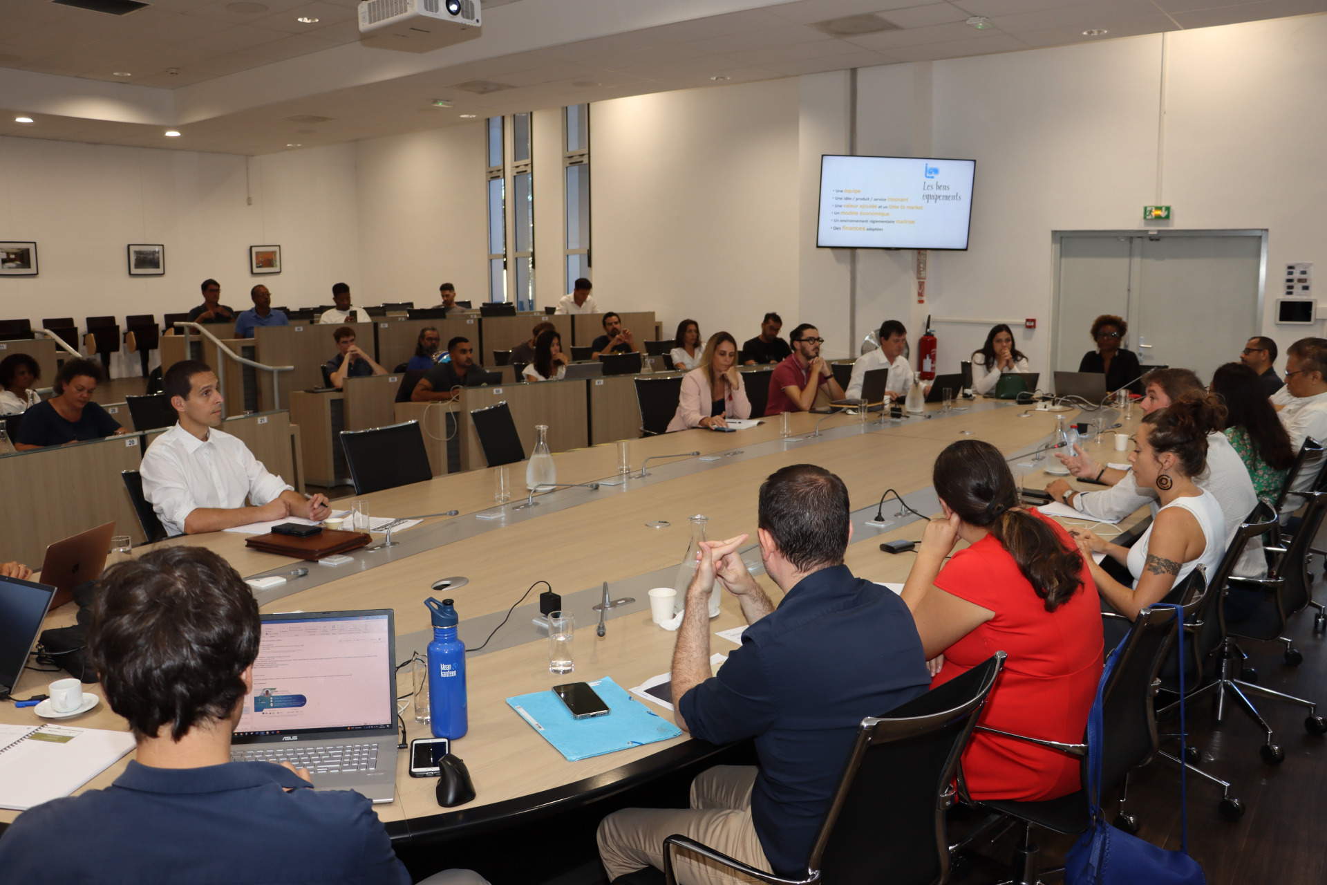 Participants seated around a table at the twentieth Forum CITI financing discussion in Réunion