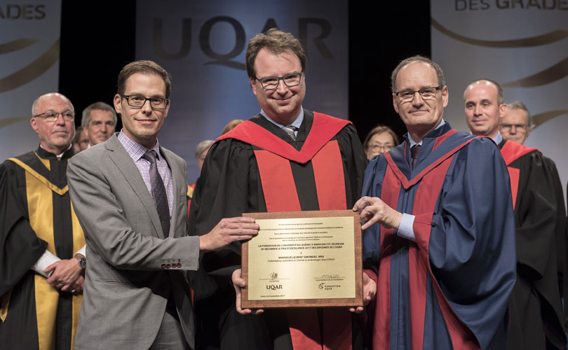 Laurent Simoneau at the UQAR alumni award ceremony, between Mathieu Santerre and Jean-Pierre Ouellet
