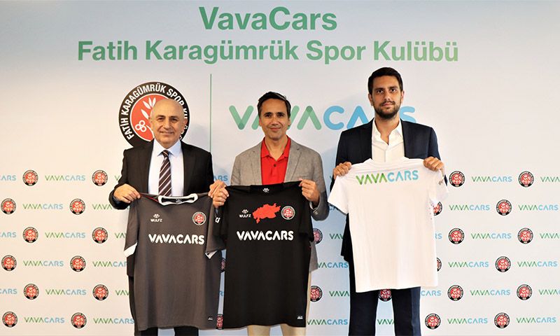 Lawrence Merritt in the centre holding a Fatih Karagümrük shirt with club representatives