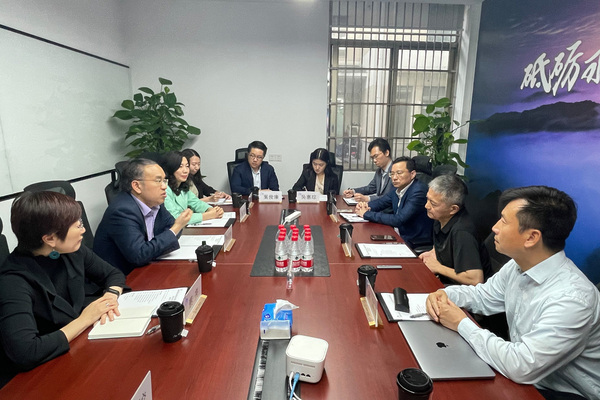 Li Jianwen, second from right, meets Hong Kong financial services secretary Christopher Hui, second from left, at Denglin in Shanghai.