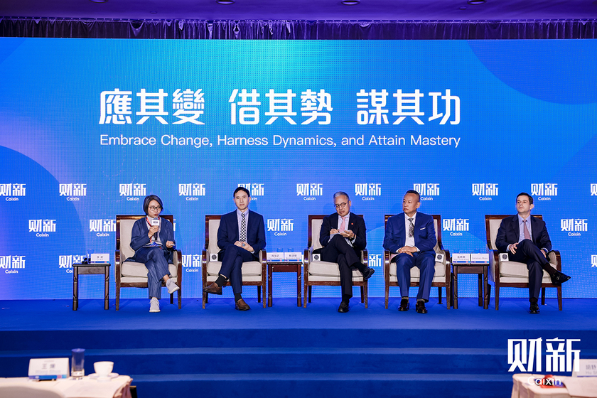 Li Xin moderates a panel at the 2025 Caixin Summer Summit in Hong Kong