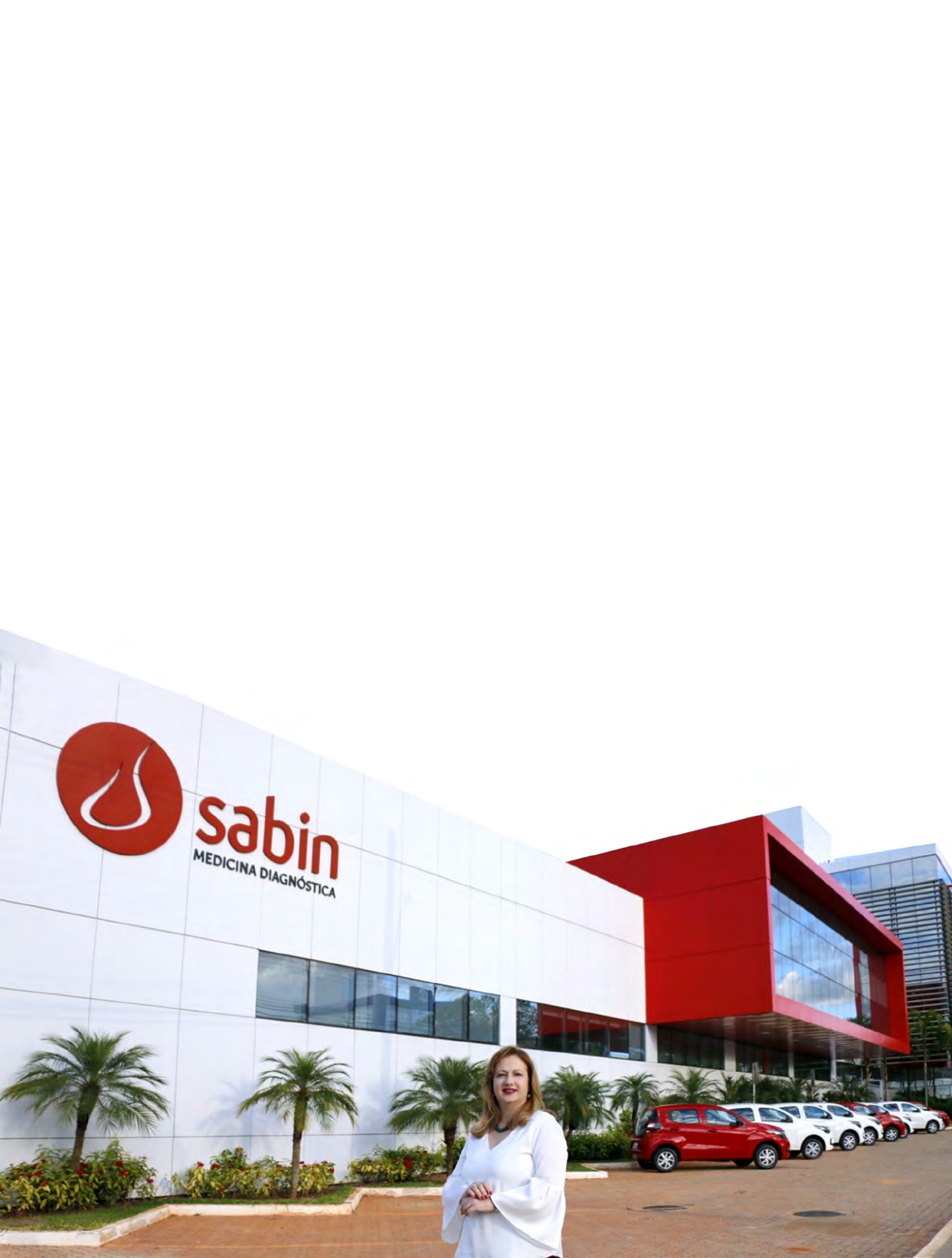 Lídia Abdalla standing outside Sabin headquarters in Brasília