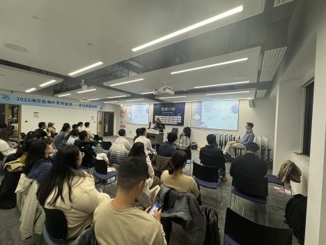 Students attend an ACROBiosystems recruiting presentation at UCL in November 2023