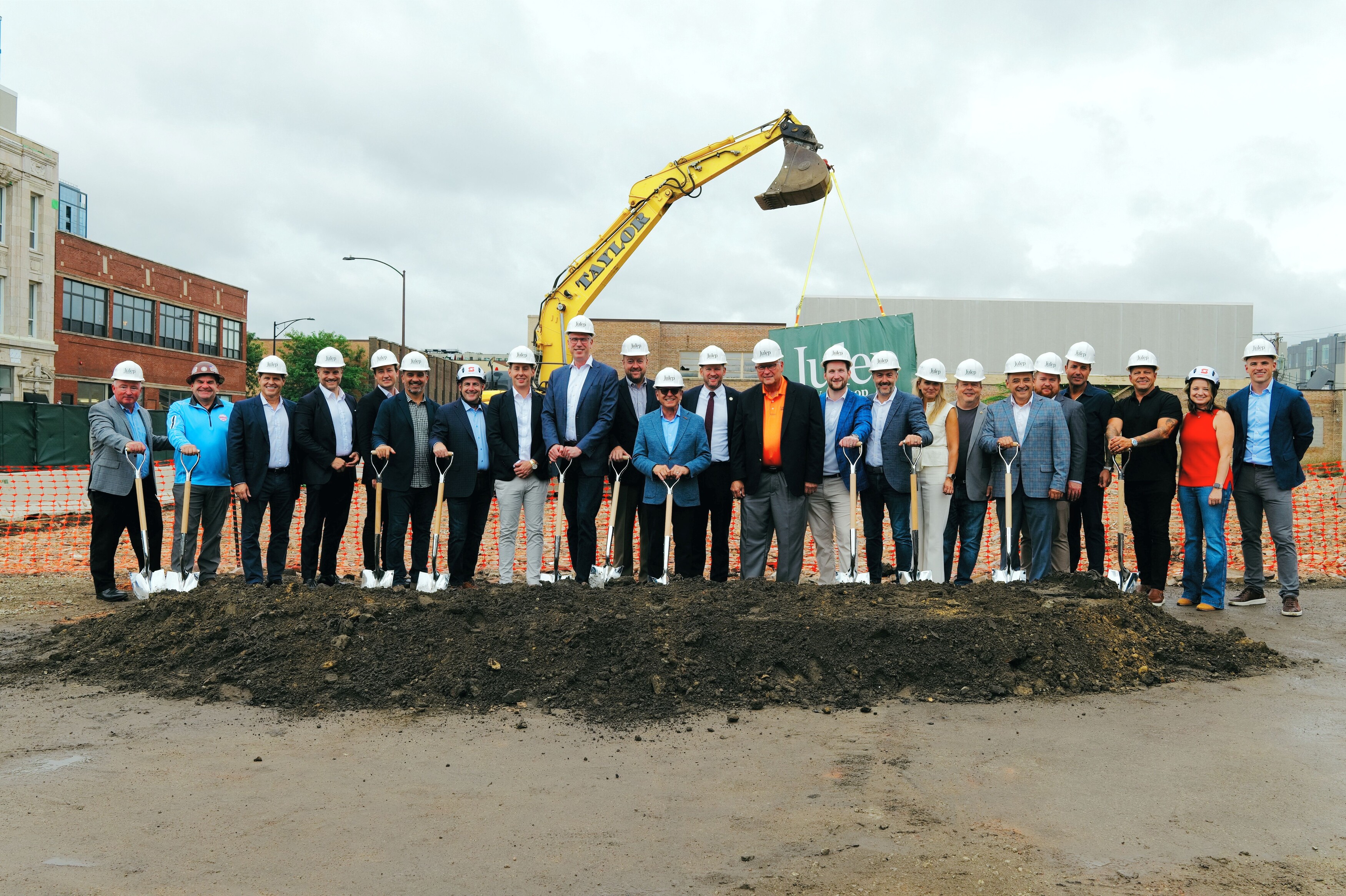 Representatives of Fengate, LiUNA, Mavrek and their partners at the Chicago Julep West Loop groundbreaking