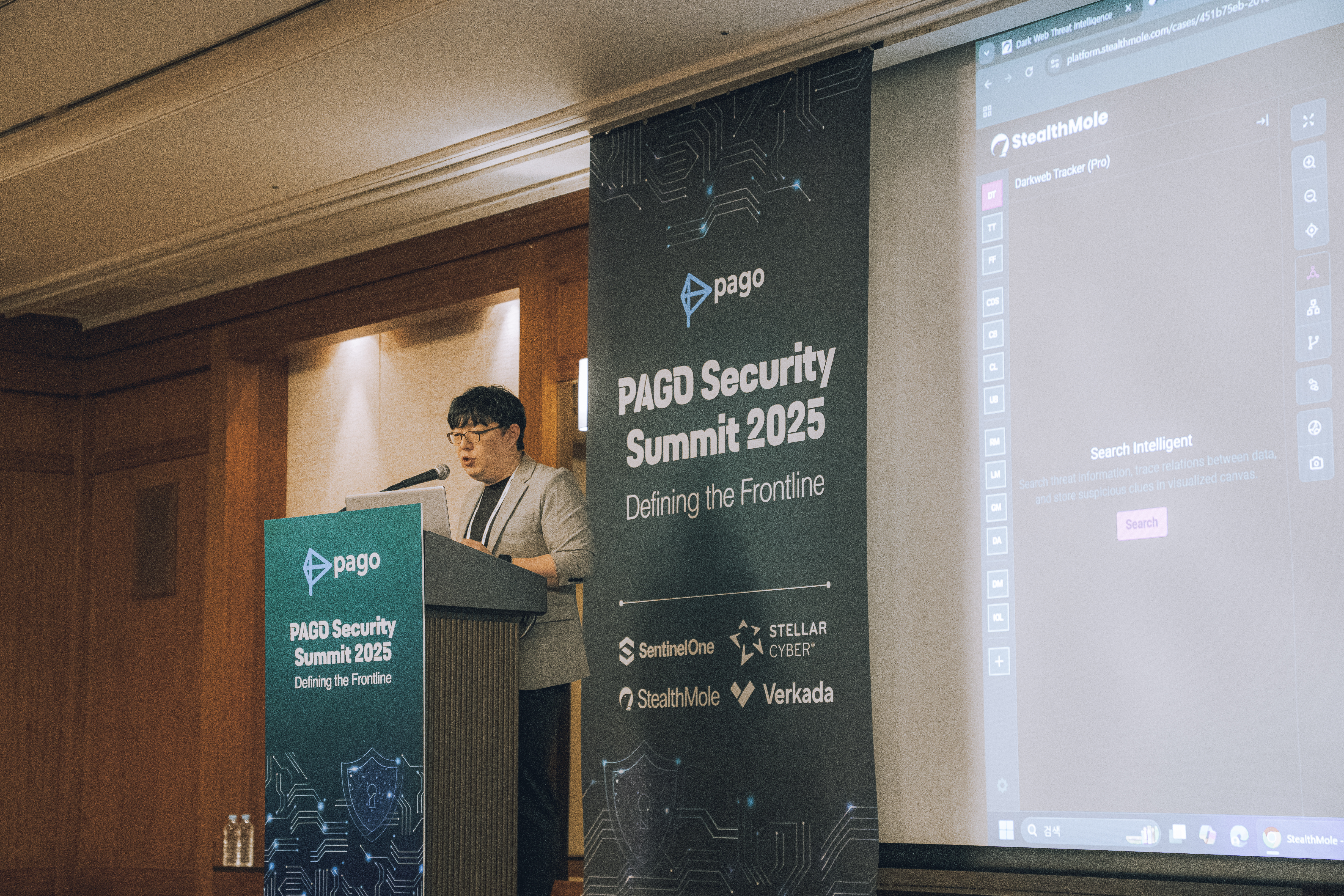 Louis Hur presenting the StealthMole platform at the PAGO Security Summit 2025