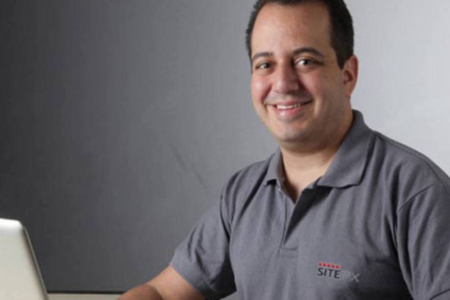 Luciano Kalil seated beside a laptop during his SitePX years