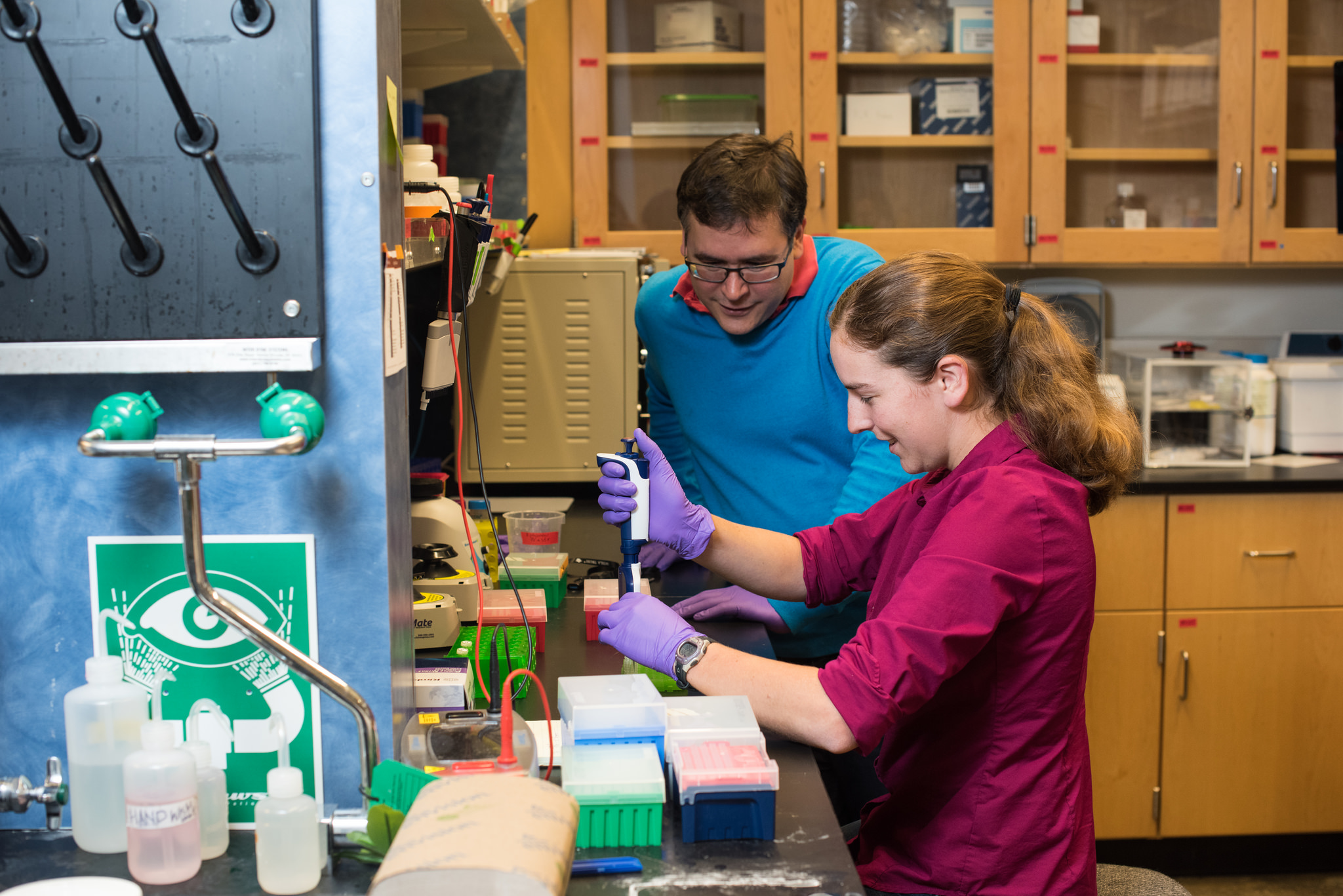Luis Ceze and Lee Organick preparing DNA data for sequencing in a university laboratory