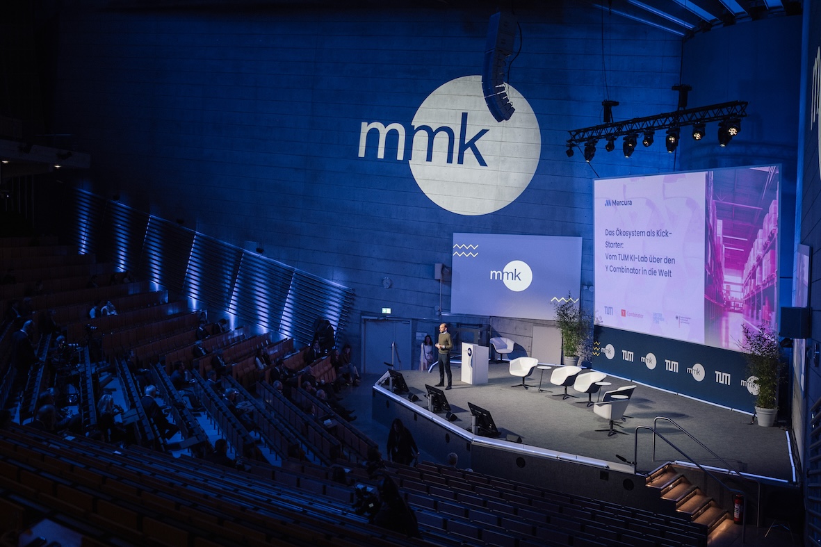 Lukas Bock presenting Mercura on the lightning stage at the Münchner Management Kolloquium in 2025