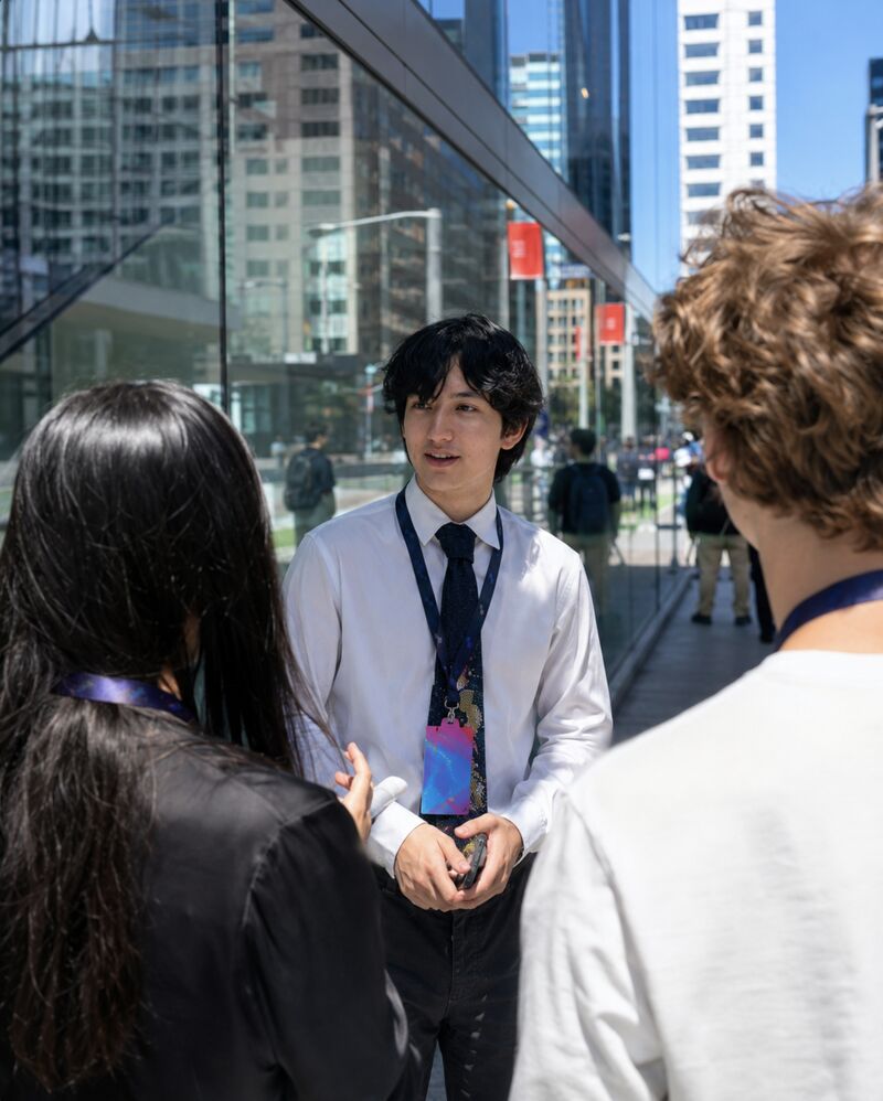 Maceo Cardinale Kwik talking with two attendees outside Stripe Sessions