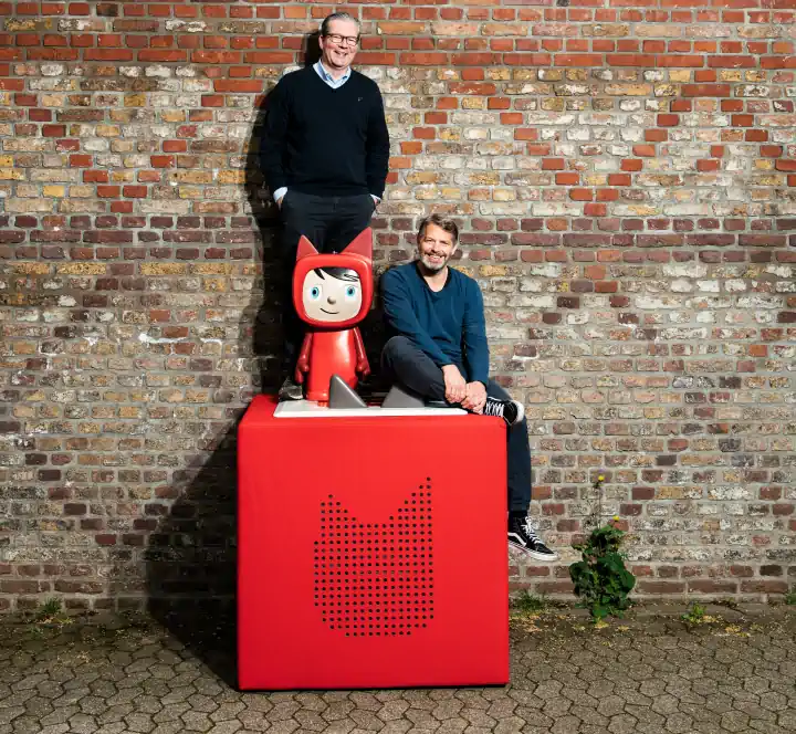 Marcus Stahl and Patric Faßbender with an oversized Toniebox