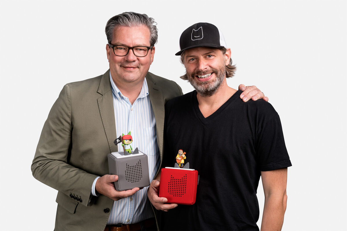 Marcus Stahl, left, and Patric Faßbender holding gray and red Tonieboxes