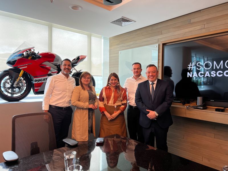 Mariano Amador, at left, with the group photographed after Nacascolo’s MEIC meeting in July 2023; a red Ducati stands behind them.