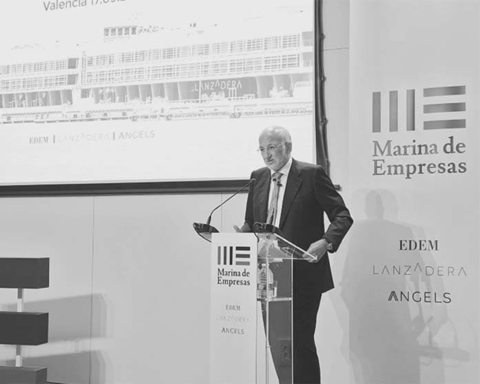 Juan Roig speaking at a Marina de Empresas lectern