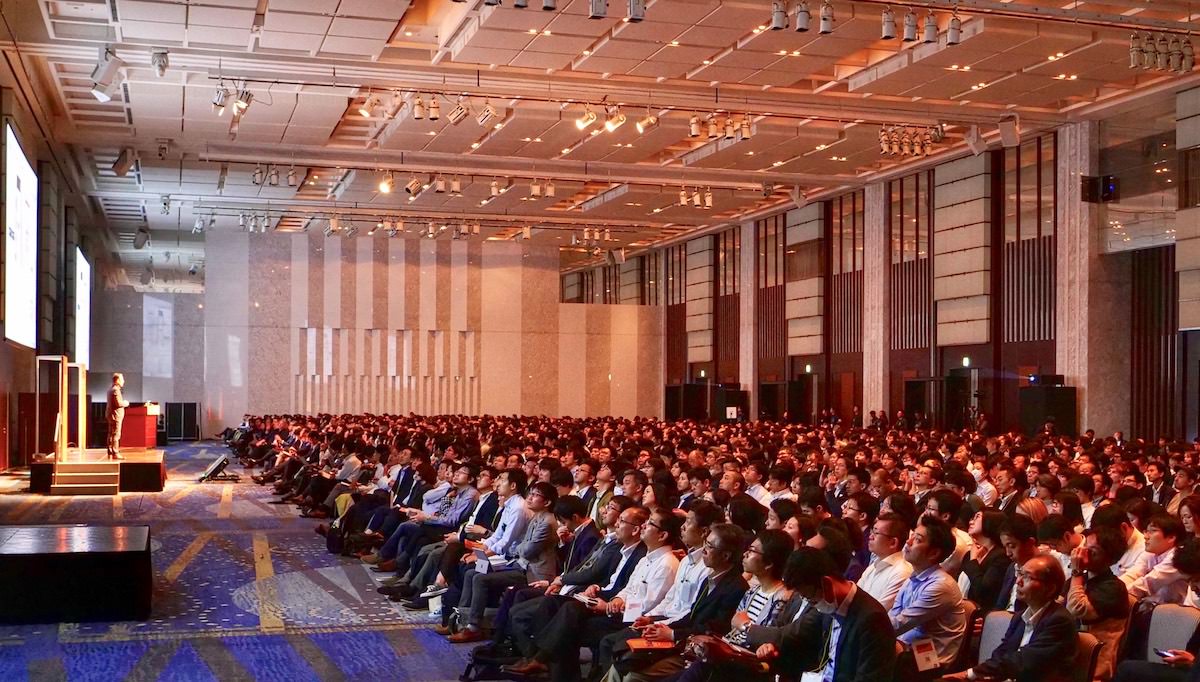 Mark Jewett speaking to a large audience at Tableau Data Day Out Tokyo in 2019