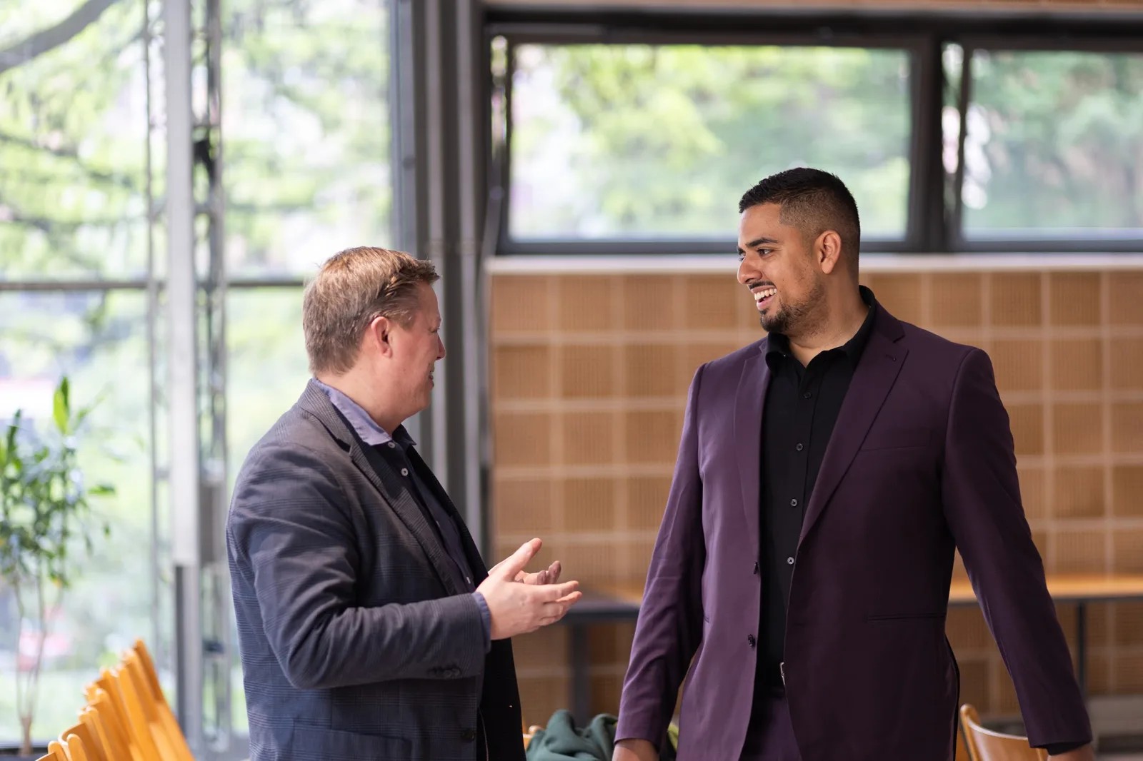 Mark Kashef talking with an attendee at the Early AI-dopters Berlin event