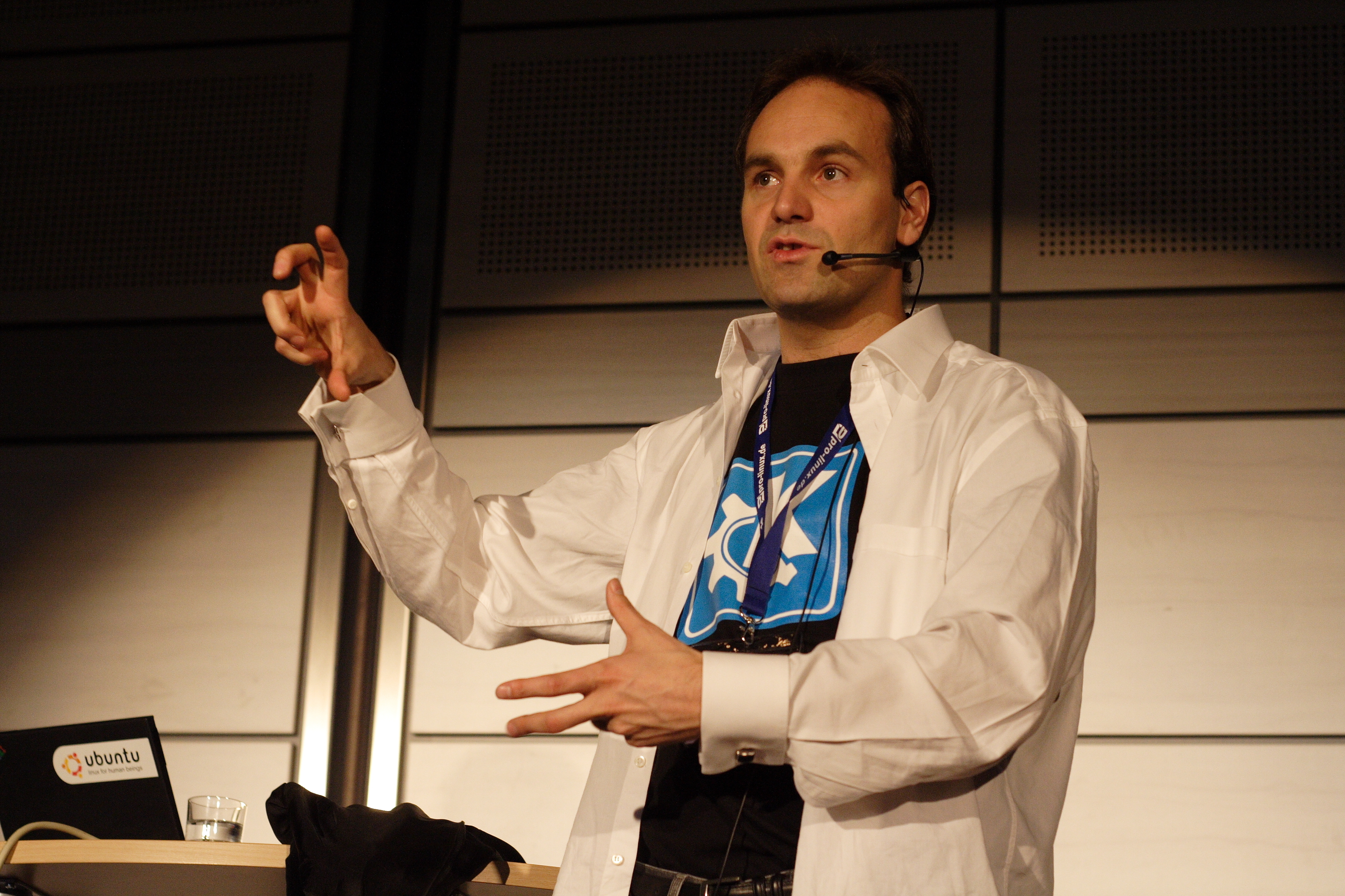 Mark Shuttleworth delivering a keynote at LinuxTag 2006 with an Ubuntu laptop beside him